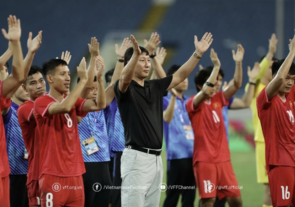 HLV Kim Sang-Sik chuẩn bị cho mục tiêu ASEAN Mitsubishi Electric Cup 2024: Thép Việt Nam đã tôi thế đấy - Ảnh 1.