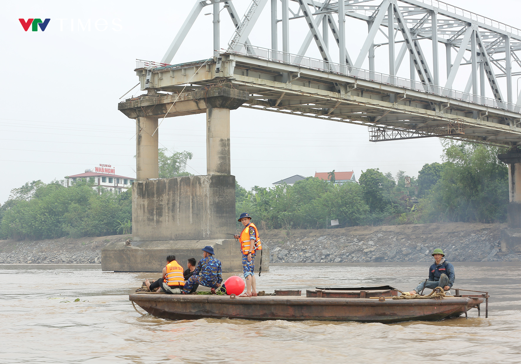 Thợ lặn đặc công tìm kiếm 4 nạn nhân mất tích trong sập cầu Phong Châu - Ảnh 6.