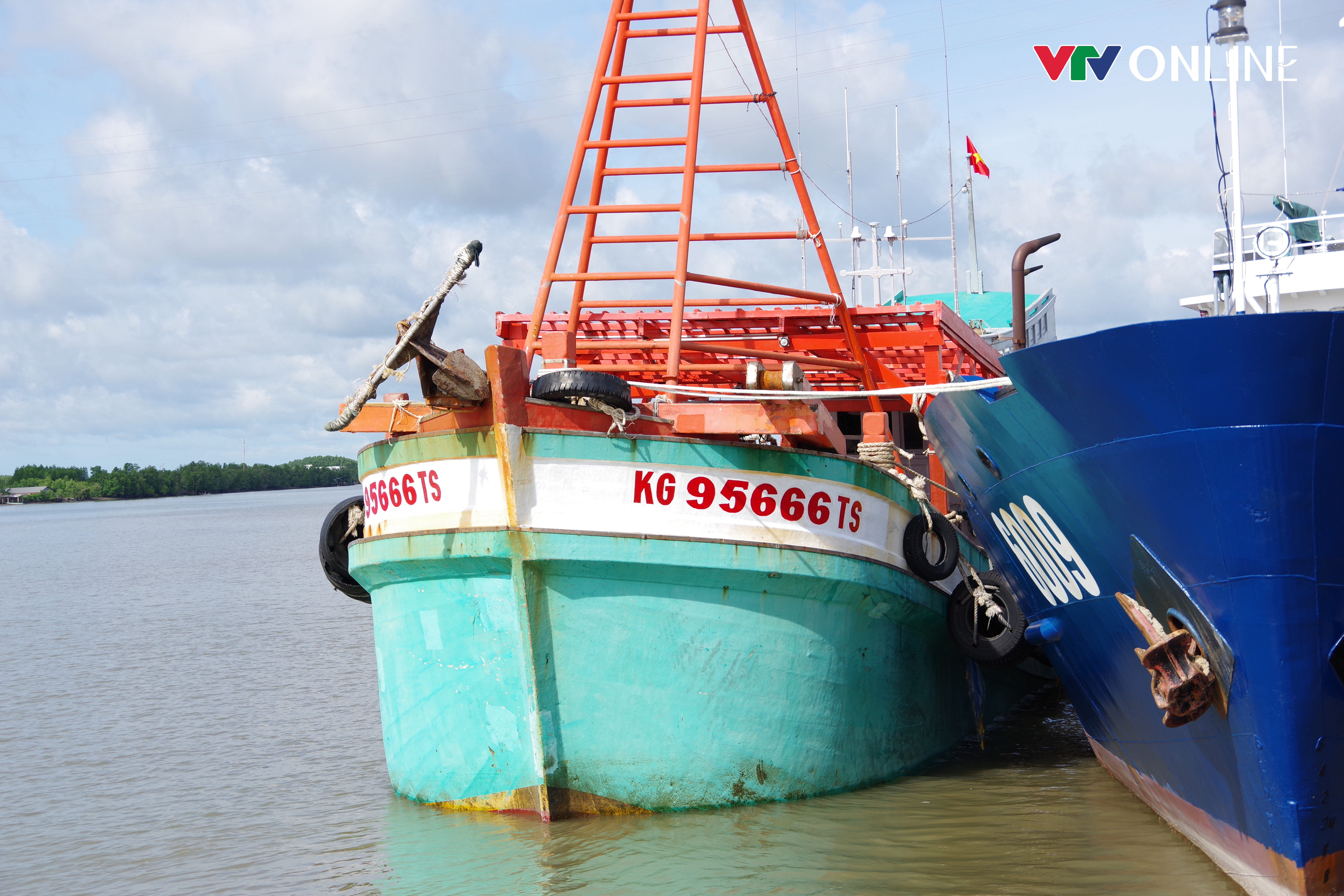 Kiên Giang: Bắt giữ tàu cá vận chuyển 70 nghìn lít dầu DO lậu trên biển - Ảnh 1.