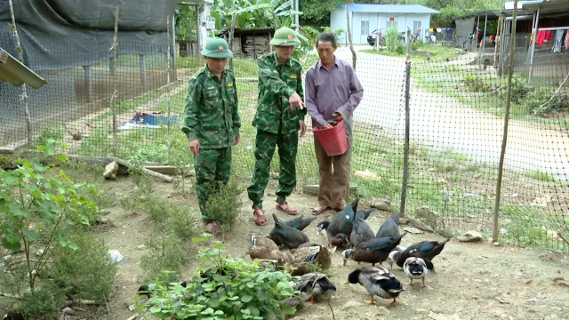 Lớp học tiếng Mông của Bộ đội Biên phòng Nghệ An - Ảnh 4.