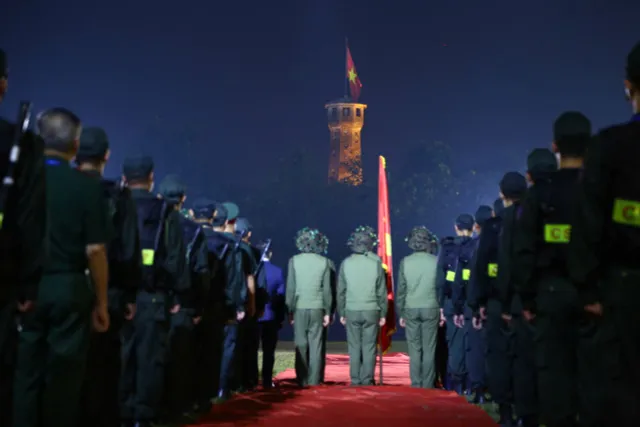 Hanoi – The Heroic Anthem of the Streets: A Sky Full of Flags and Flowers, Brimming with Majestic Emotions - Ảnh 8.