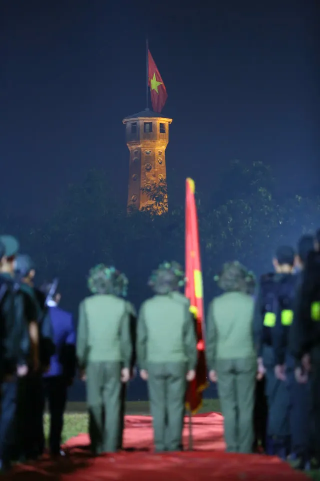 Hanoi – The Heroic Anthem of the Streets: A Sky Full of Flags and Flowers, Brimming with Majestic Emotions - Ảnh 7.