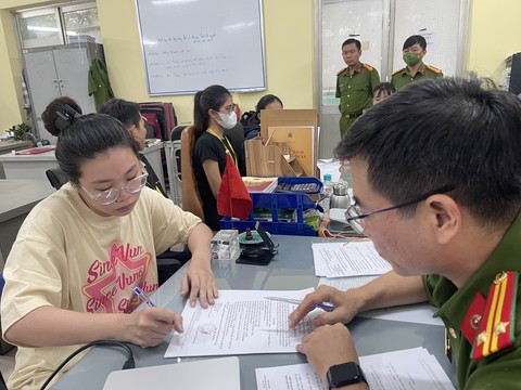 TP Hồ Chí Minh: Khởi tố 20 bị can chiếm đoạt tiền từ thẻ tín dụng lừa đảo chiếm đoạt gần 2 tỷ đồng - Ảnh 2.