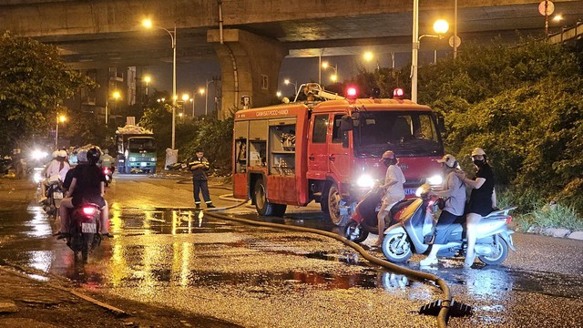 Hơn 3 giờ nỗ lực dập tắt đám cháy lớn trong đêm ở Hà Nội - Ảnh 4.