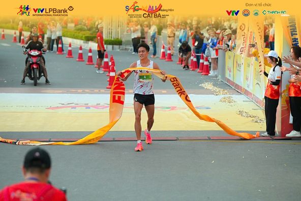 Giải marathon Quốc tế VTV LPBank 2024: Edwin Kiptoo vô địch cự ly 21km nam; Lương Đức Phước và Đoàn Thu Hằng vô địch cự ly 10km,  - Ảnh 6.