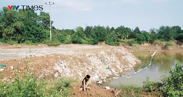 Có hay không việc khai thác đất trái phép rồi lấp lại bằng trạc thải ở Phúc Thọ (Hà Nội)? - Ảnh 3.