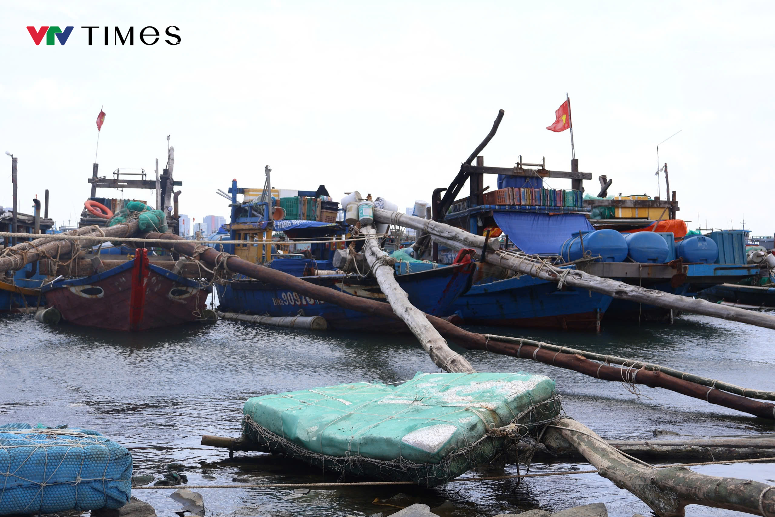 Ngư dân Đà Nẵng chủ động gia cố tàu thuyền, bảo vệ tài sản trước bão số 6 - Ảnh 2.