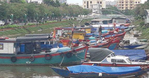 Bộ đội Biên phòng tỉnh Quảng Bình hỗ trợ người dân ứng phó bão số 6 - Ảnh 1.