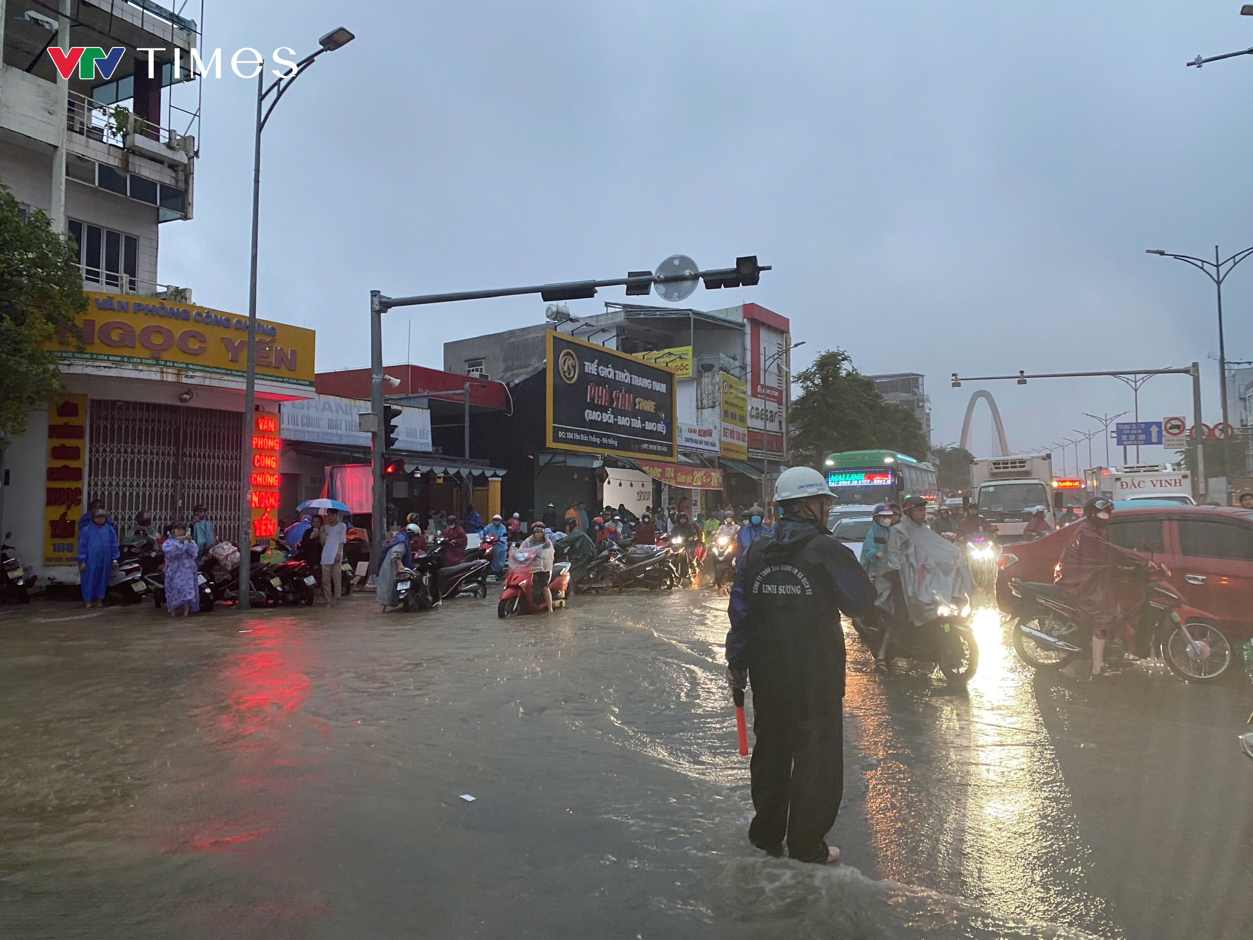 Đà Nẵng: Đường phố ngập nước, người dân đi làm sáng sớm gặp khó khăn - Ảnh 5.