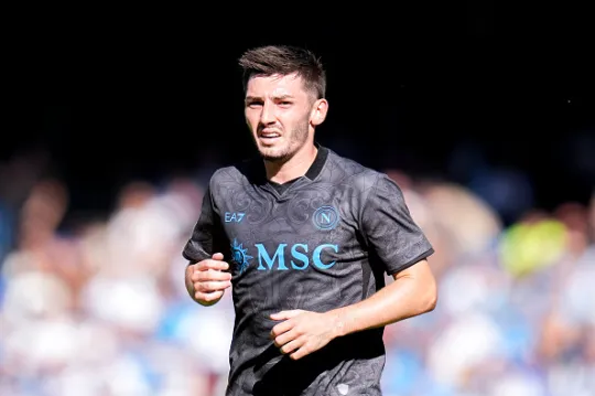 Chelsea có đang bỏ lỡ một ngôi sao? Billy Gilmour đủ sức chơi cho Man City và Arsenal! - Ảnh 1.