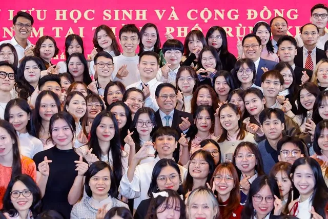 Thủ tướng gặp lưu học sinh và cộng đồng người Việt Nam tại Trùng Khánh, Trung Quốc - Ảnh 6.