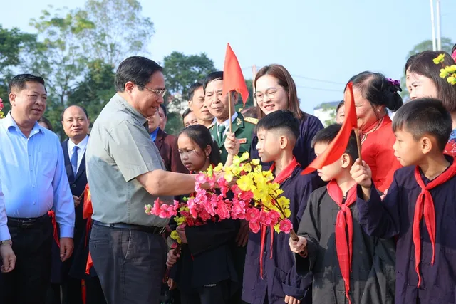 Thủ tướng chung vui Ngày hội Đại đoàn kết cùng đồng bào các dân tộc tỉnh Lạng Sơn - Ảnh 3.