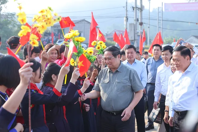 Thủ tướng chung vui Ngày hội Đại đoàn kết cùng đồng bào các dân tộc tỉnh Lạng Sơn - Ảnh 4.