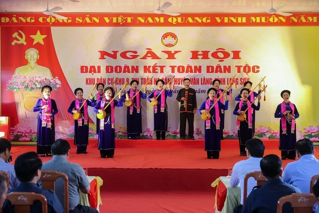 Thủ tướng chung vui Ngày hội Đại đoàn kết cùng đồng bào các dân tộc tỉnh Lạng Sơn - Ảnh 10.