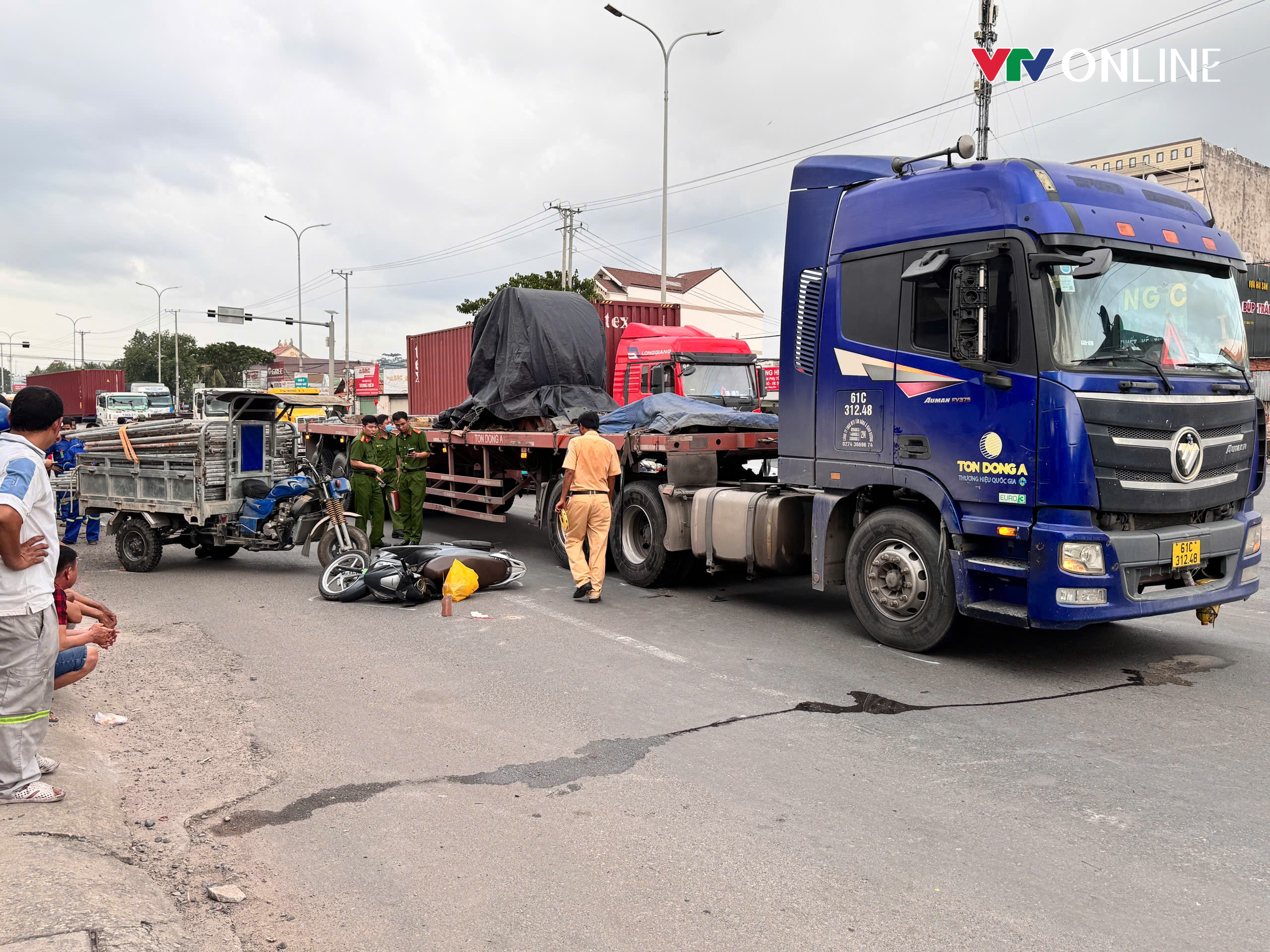 Va chạm với xe đầu kéo, một người phụ nữ tử vong trên Quốc lộ 51 - Ảnh 1.