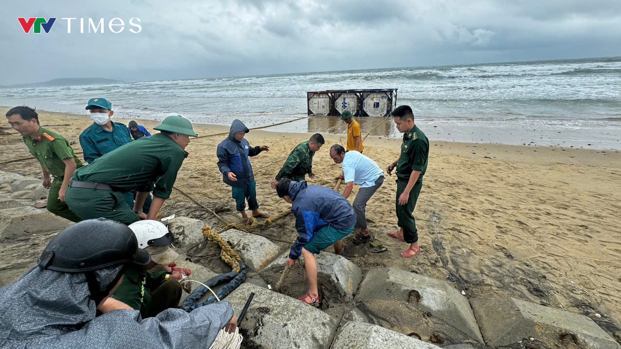 Chủ tịch tỉnh Quảng Ngãi chỉ đạo làm rõ nguồn gốc 3 bồn nghi chứa hóa chất trôi dạt - Ảnh 1.