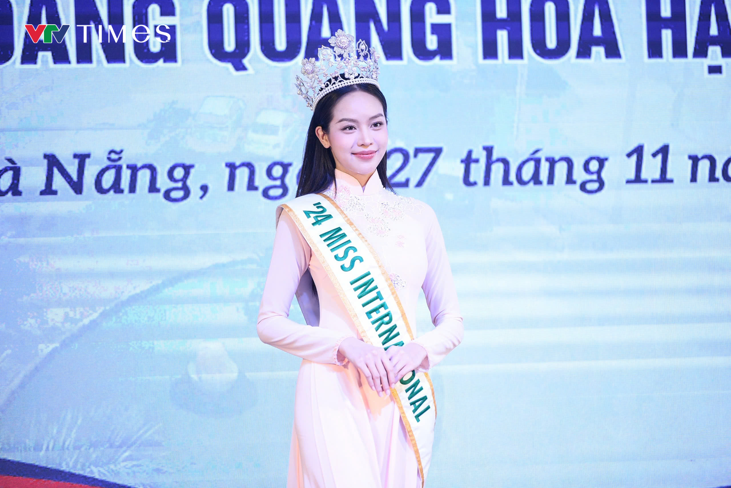 Miss International 2024 Thanh Thuỷ được fan vây kín khi về thăm trường ở Đà Nẵng - Ảnh 9.