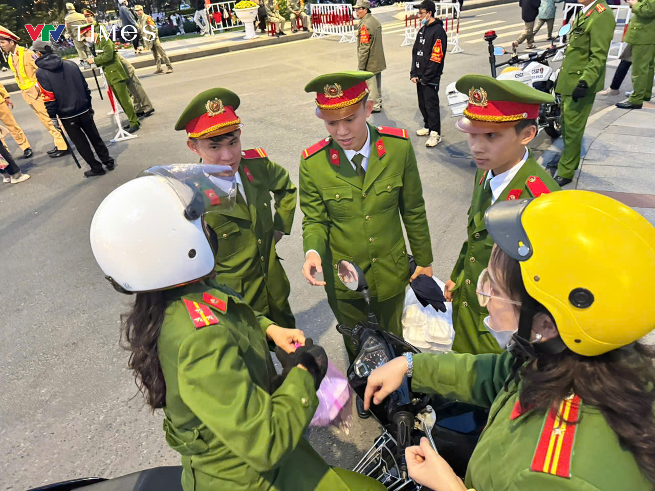 Thời tiết lạnh buốt, hàng nghìn du khách vẫn ùn ùn dự Festival Hoa Đà Lạt 2024 - Ảnh 3.