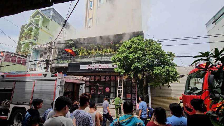 Cháy ngôi nhà cao tầng cho thuê trọ tại TP Hồ Chí Minh - Ảnh 1.