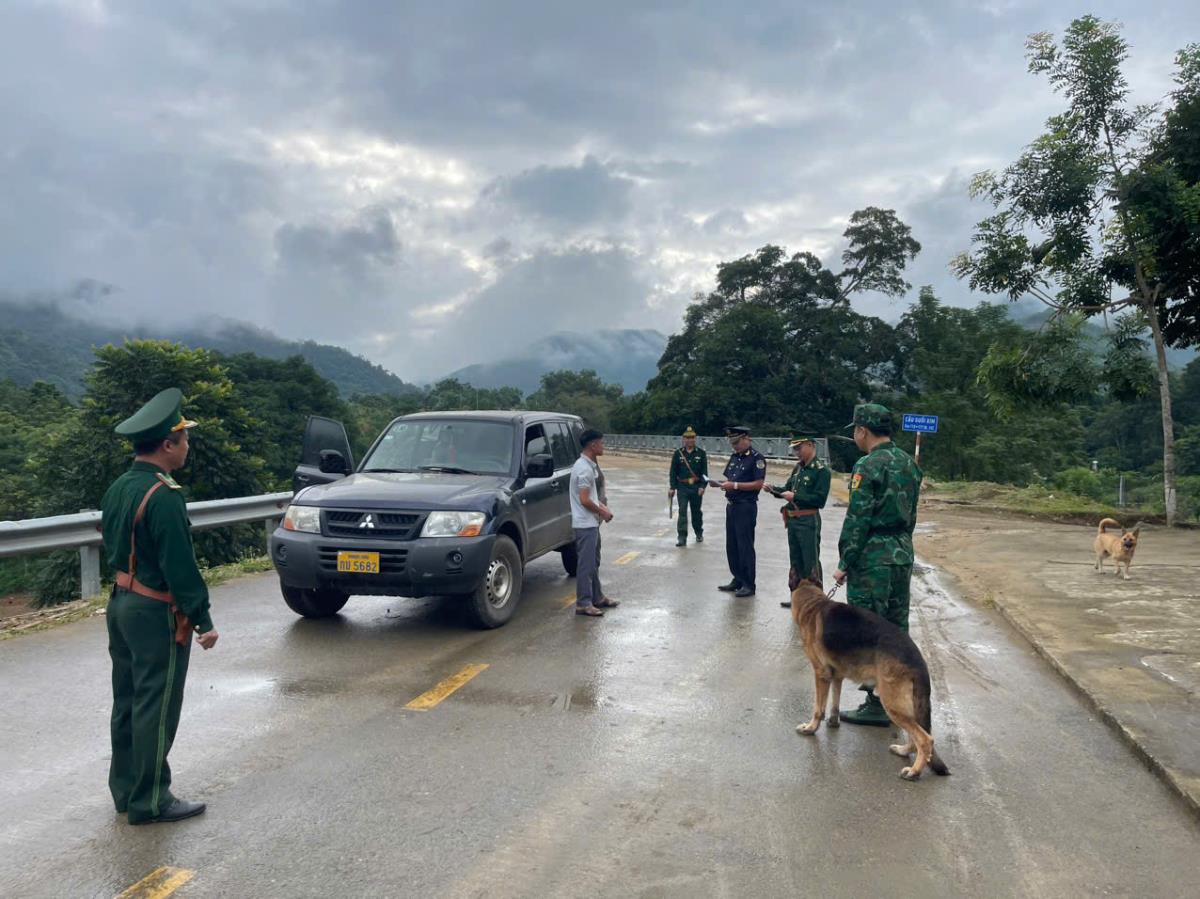 Bộ đội biên phòng đẩy mạnh kiểm tra, kiểm soát biên giới, cửa khẩu dịp cuối năm - Ảnh 3.