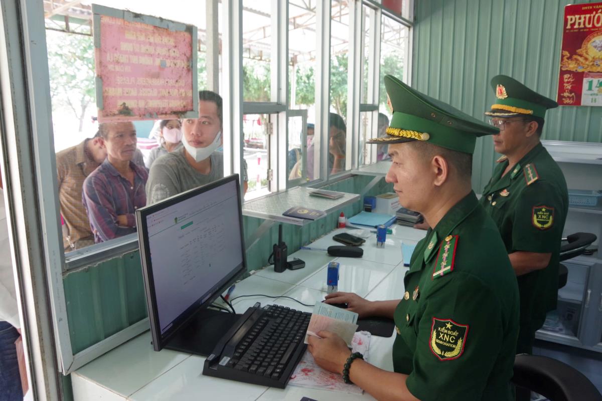 Bộ đội biên phòng đẩy mạnh kiểm tra, kiểm soát biên giới, cửa khẩu dịp cuối năm - Ảnh 5.