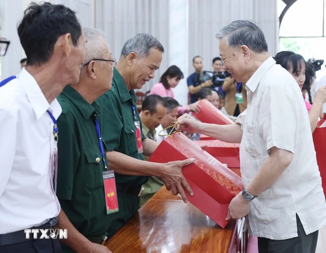 Tổng Bí thư Tô Lâm gặp mặt, tặng quà đối tượng chính sách tại Đồng Tháp - Ảnh 2.