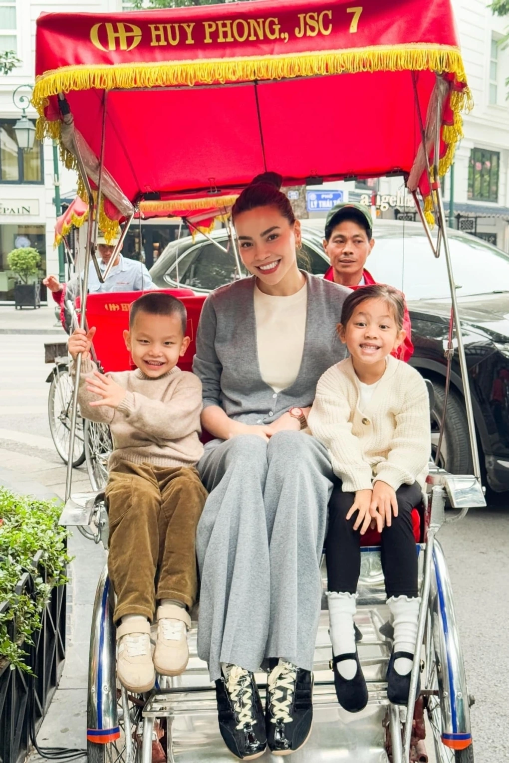 Mẹ con Hồ Ngọc Hà dạo phố Hà Nội, Dương Hoàng Yến gửi tâm thư cho cô giáo Mỹ Linh - Ảnh 1.