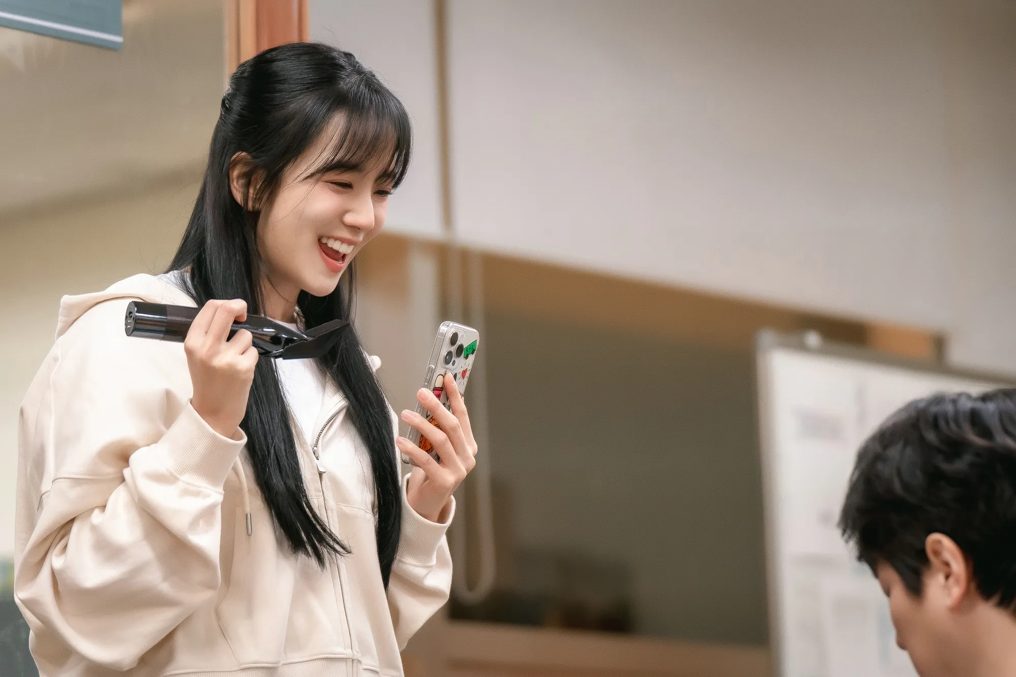 Phim mới của Jisoo (BLACKPINK) hé lộ những hình ảnh đầu tiên