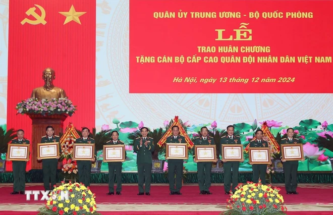 Trao tặng Huân chương cho 34 cán bộ cấp cao Quân đội nhân dân Việt Nam - Ảnh 1.