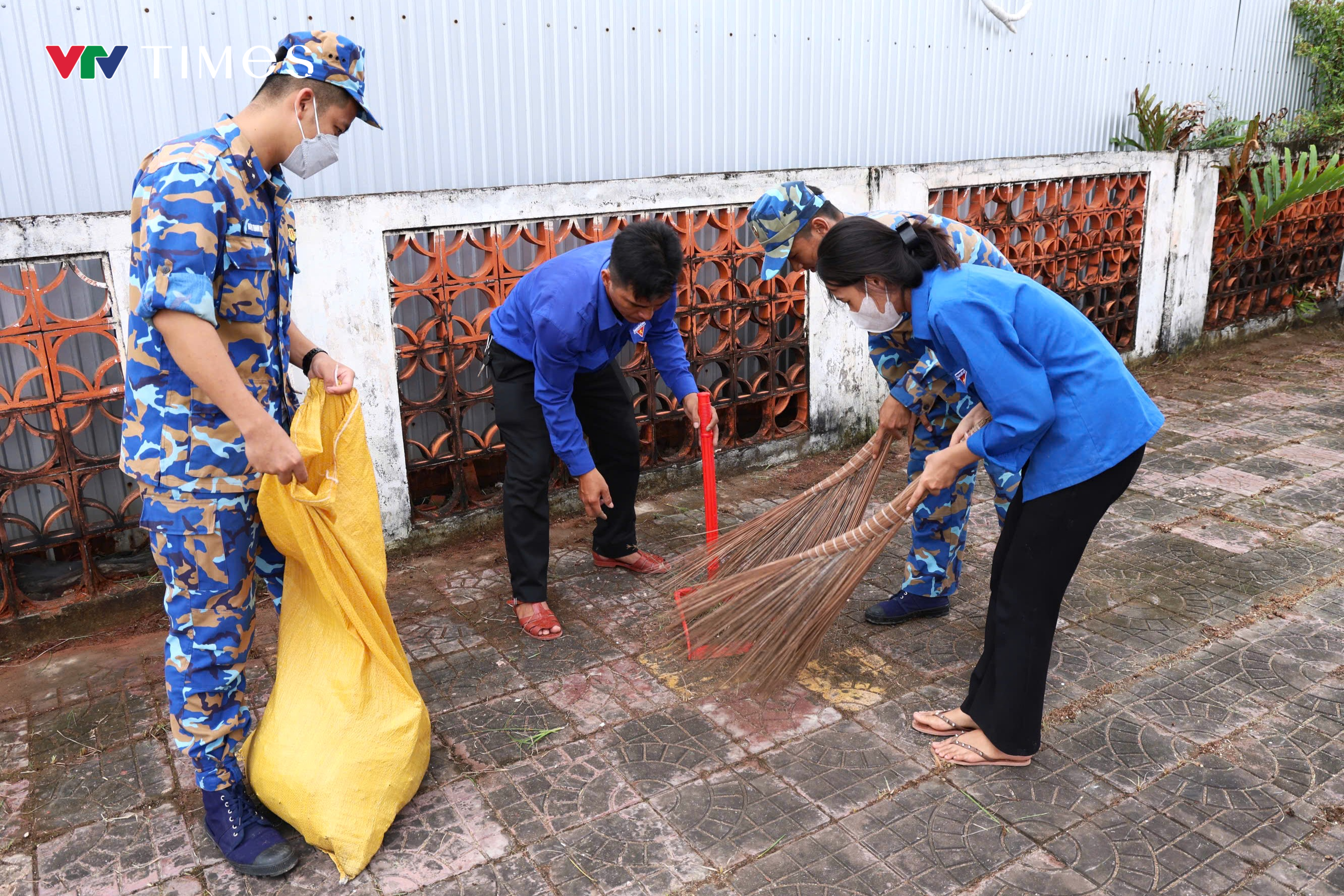 Tuổi trẻ Vùng 5 Hải quân chung tay bảo vệ môi trường, xây dựng cảnh quan xanh, sạch, đẹp - Ảnh 1.