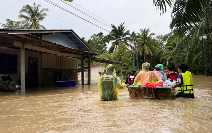 Lũ lụt tiếp tục tàn phá miền Nam Thái Lan, 2 người thiệt mạng - Ảnh 1.