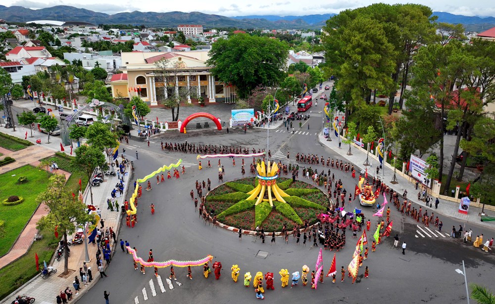 Hơn 131.000 lượt khách đến với Tuần Văn hóa – Du lịch Kon Tum 2024 - Ảnh 7.