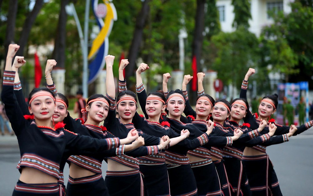 Hơn 131.000 lượt khách đến với Tuần Văn hóa – Du lịch Kon Tum 2024 - Ảnh 9.