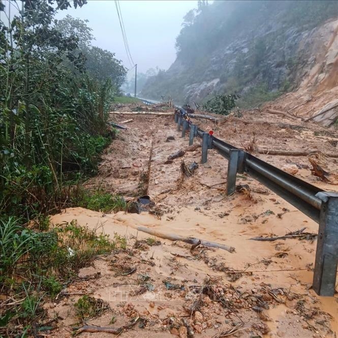 Sạt lở hàng trăm mét khối đất đá xuống đèo Khánh Lê - Ảnh 1.