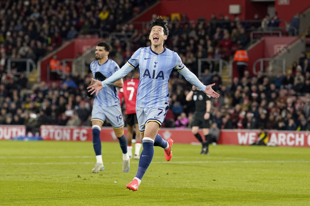 Chelsea áp sát ngôi đầu Ngoại hạng Anh, Tottenham tìm lại niềm vui   - Ảnh 2.