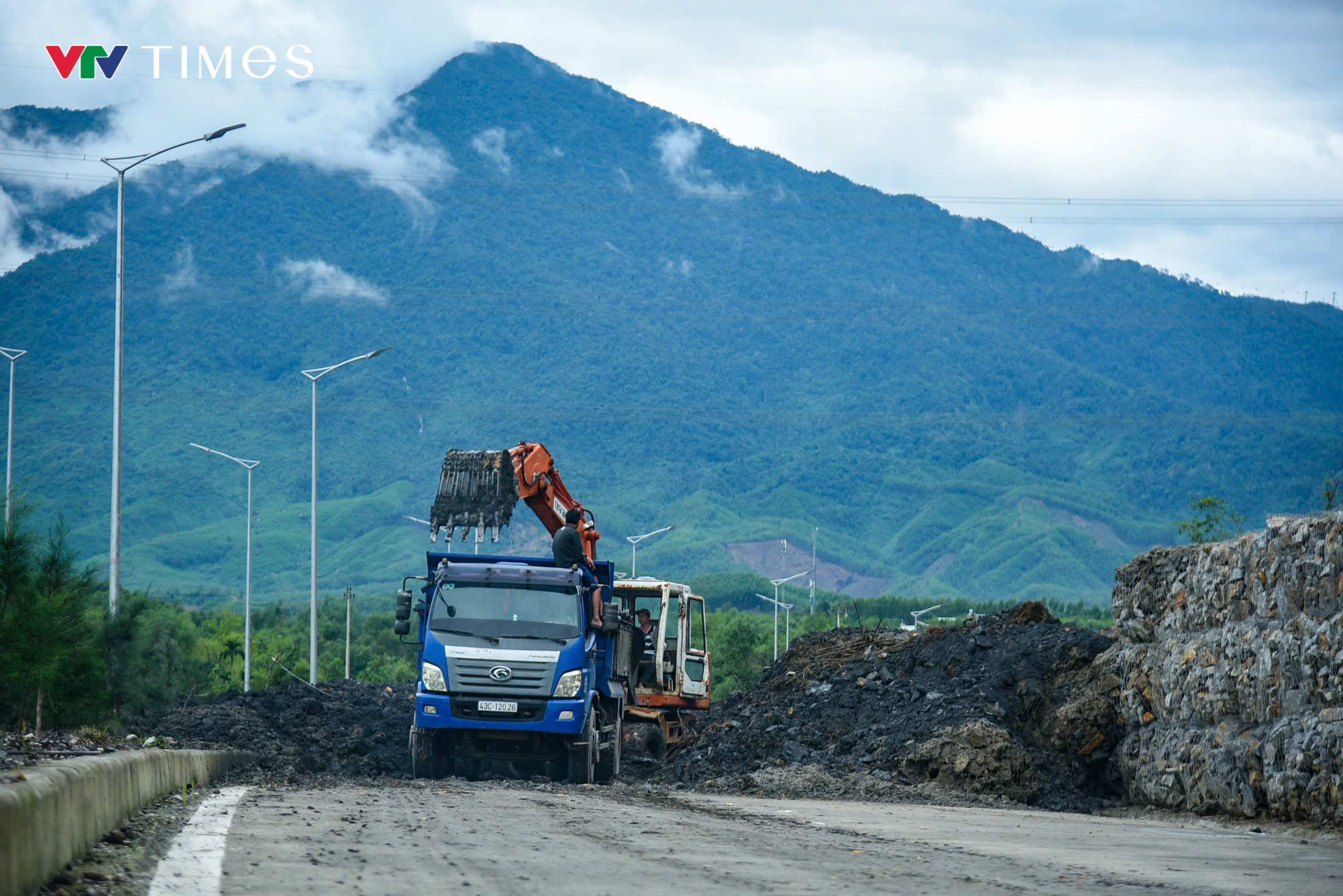 Khắc phục sạt lở trên đường vành đai ở Đà Nẵng - Ảnh 1.