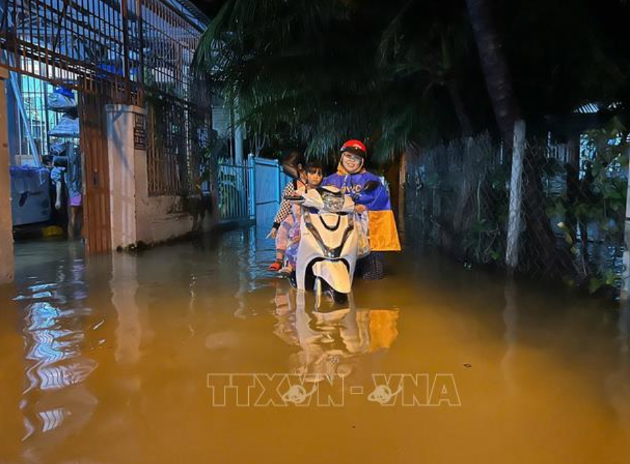 Nhiều nơi ở TP Nha Trang ngập sâu trong đêm - Ảnh 3.