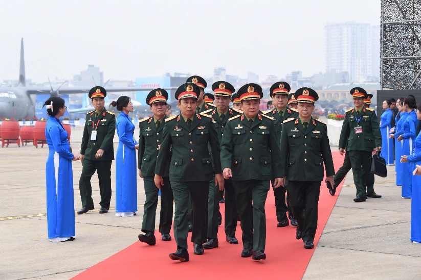 Bay chào mừng, biểu diễn võ thuật tại tổng duyệt Lễ khai mạc Triển lãm Quốc phòng quốc tế Việt Nam - Ảnh 1.