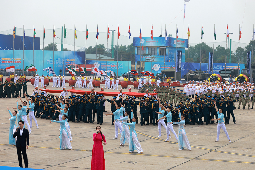 Bay chào mừng, biểu diễn võ thuật tại tổng duyệt Lễ khai mạc Triển lãm Quốc phòng quốc tế Việt Nam - Ảnh 4.