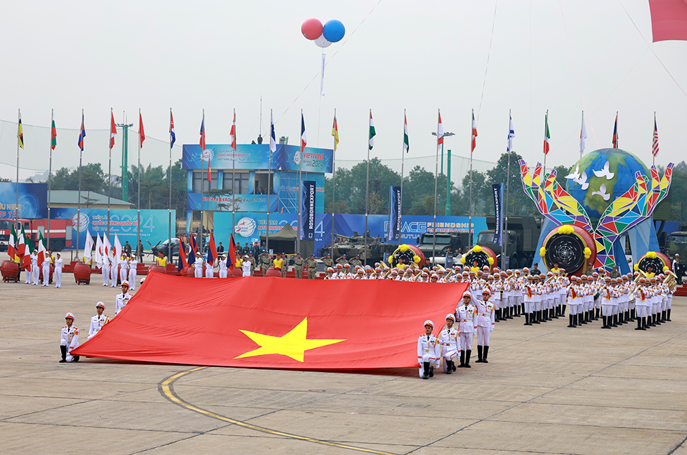 Bay chào mừng, biểu diễn võ thuật tại tổng duyệt Lễ khai mạc Triển lãm Quốc phòng quốc tế Việt Nam - Ảnh 3.