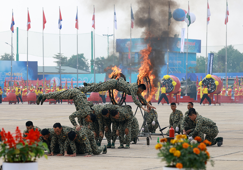 Bay chào mừng, biểu diễn võ thuật tại tổng duyệt Lễ khai mạc Triển lãm Quốc phòng quốc tế Việt Nam - Ảnh 7.