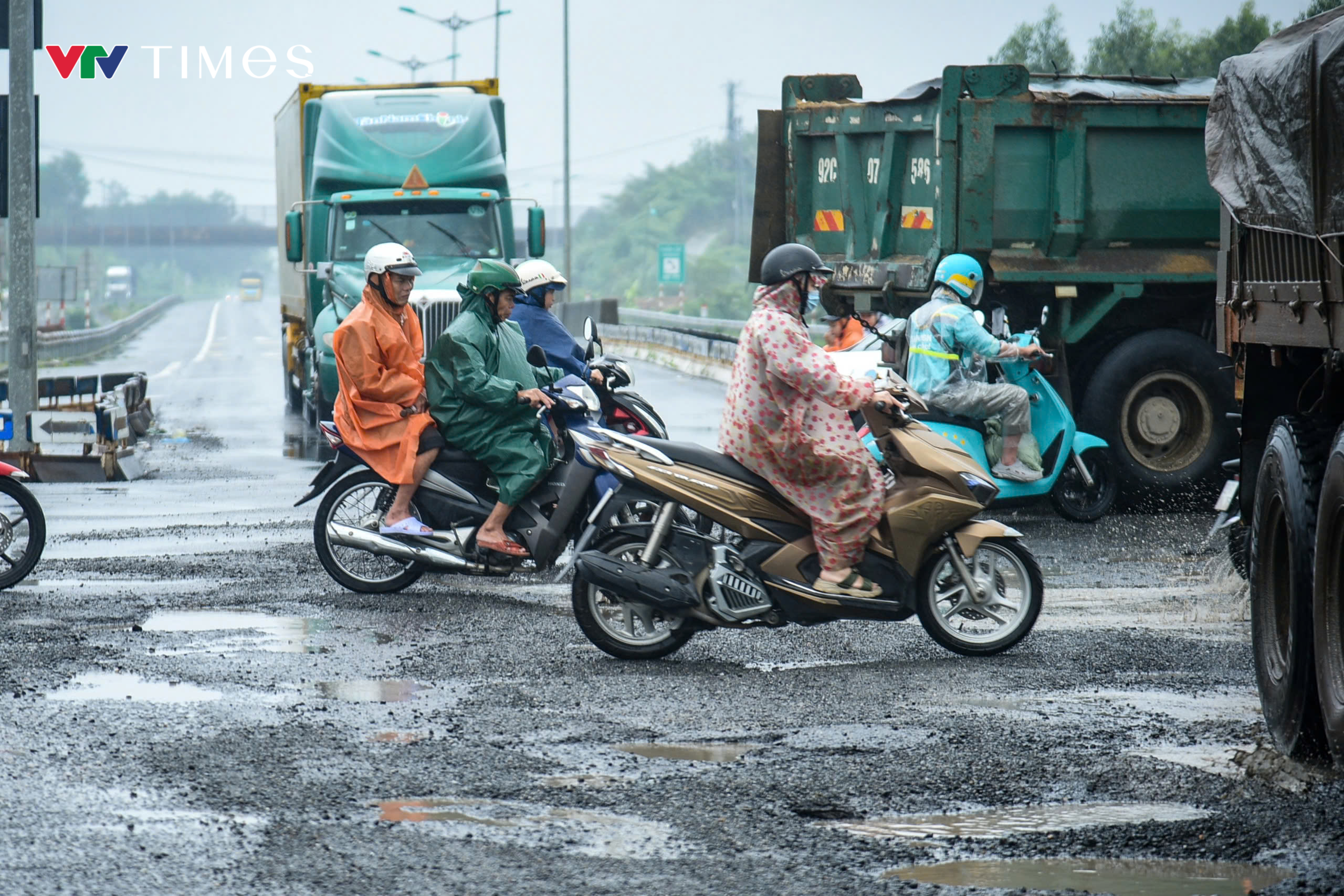 Đà Nẵng: Người dân đánh võng khi đi qua ổ gà, ổ voi trên quốc lộ 14B - Ảnh 3.