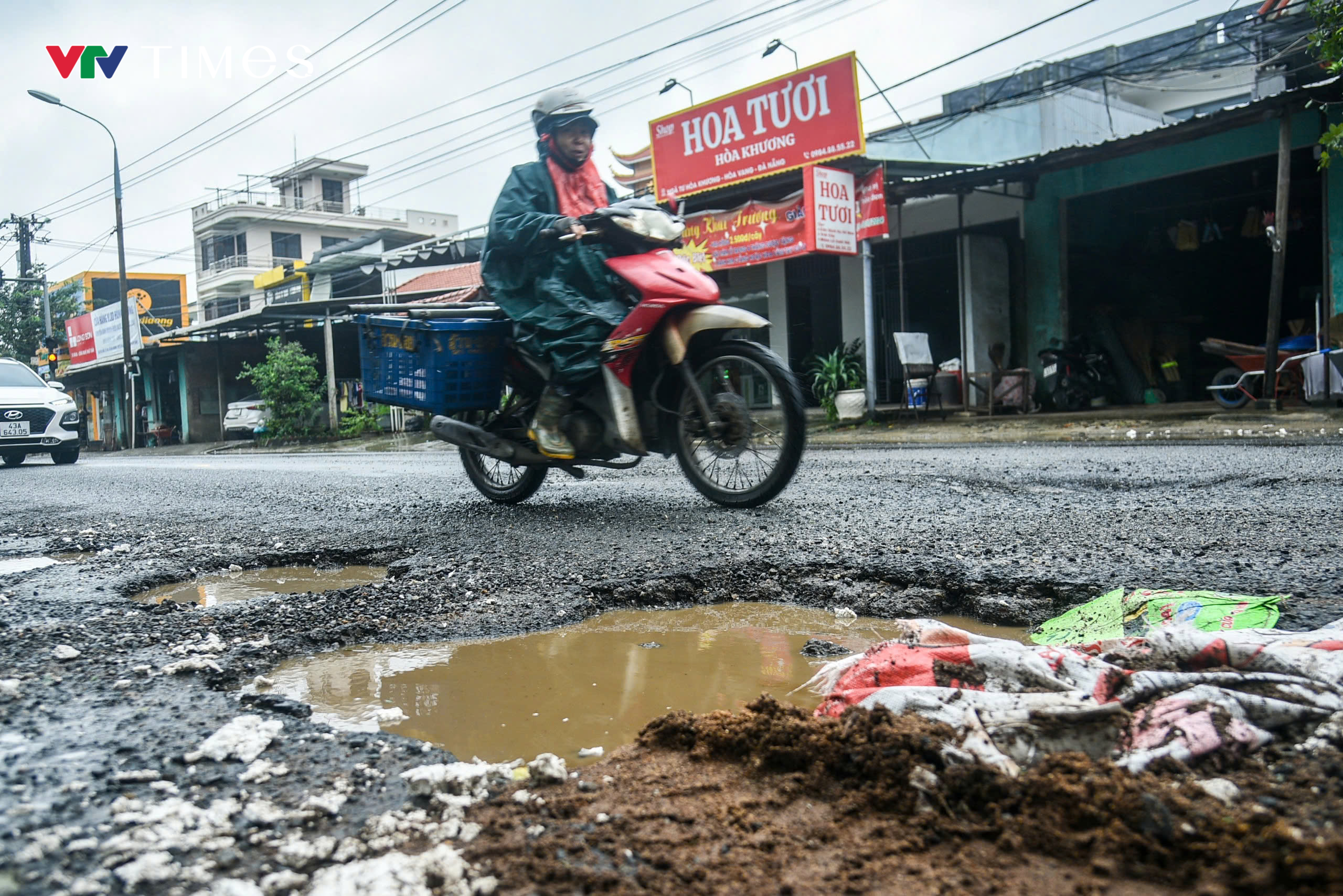 Đà Nẵng: Người dân đánh võng khi đi qua ổ gà, ổ voi trên quốc lộ 14B - Ảnh 1.