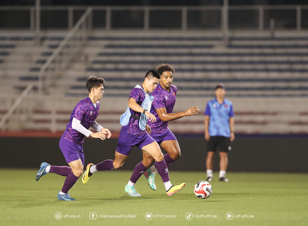 Đội tuyển Việt Nam bước vào buổi tập đầu tiên trên sân Rizal Memorial - Ảnh 1.