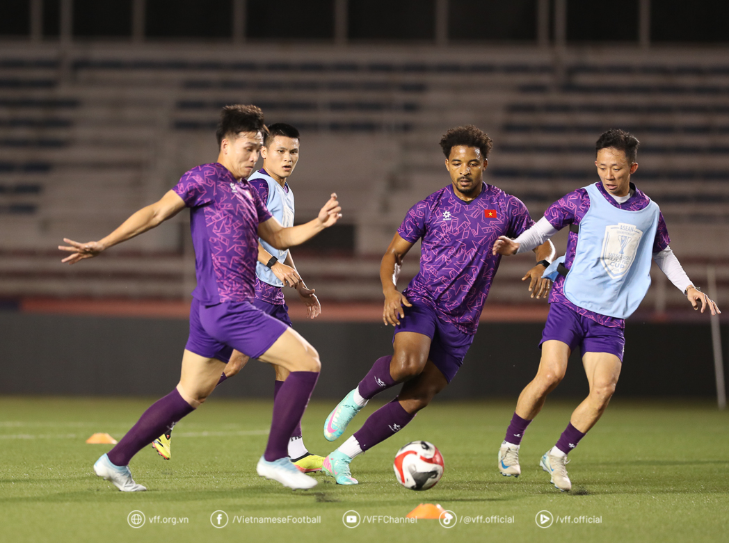 Đội tuyển Việt Nam bước vào buổi tập đầu tiên trên sân Rizal Memorial - Ảnh 2.