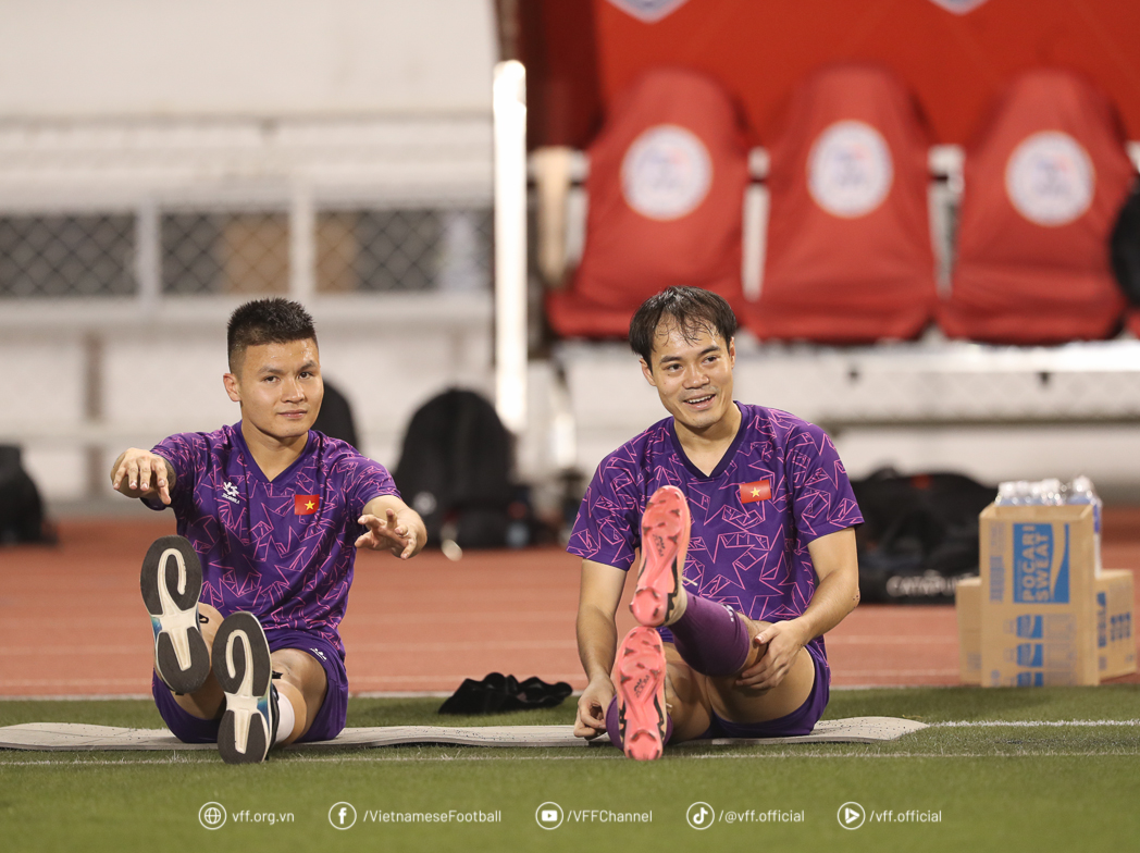 Đội tuyển Việt Nam bước vào buổi tập đầu tiên trên sân Rizal Memorial - Ảnh 9.