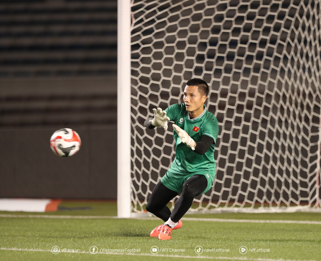 Đội tuyển Việt Nam bước vào buổi tập đầu tiên trên sân Rizal Memorial - Ảnh 7.