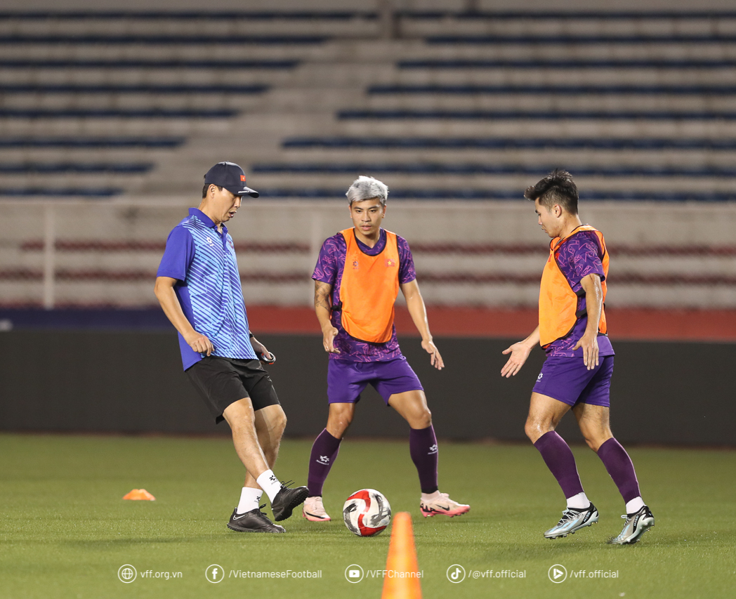 Đội tuyển Việt Nam bước vào buổi tập đầu tiên trên sân Rizal Memorial - Ảnh 3.