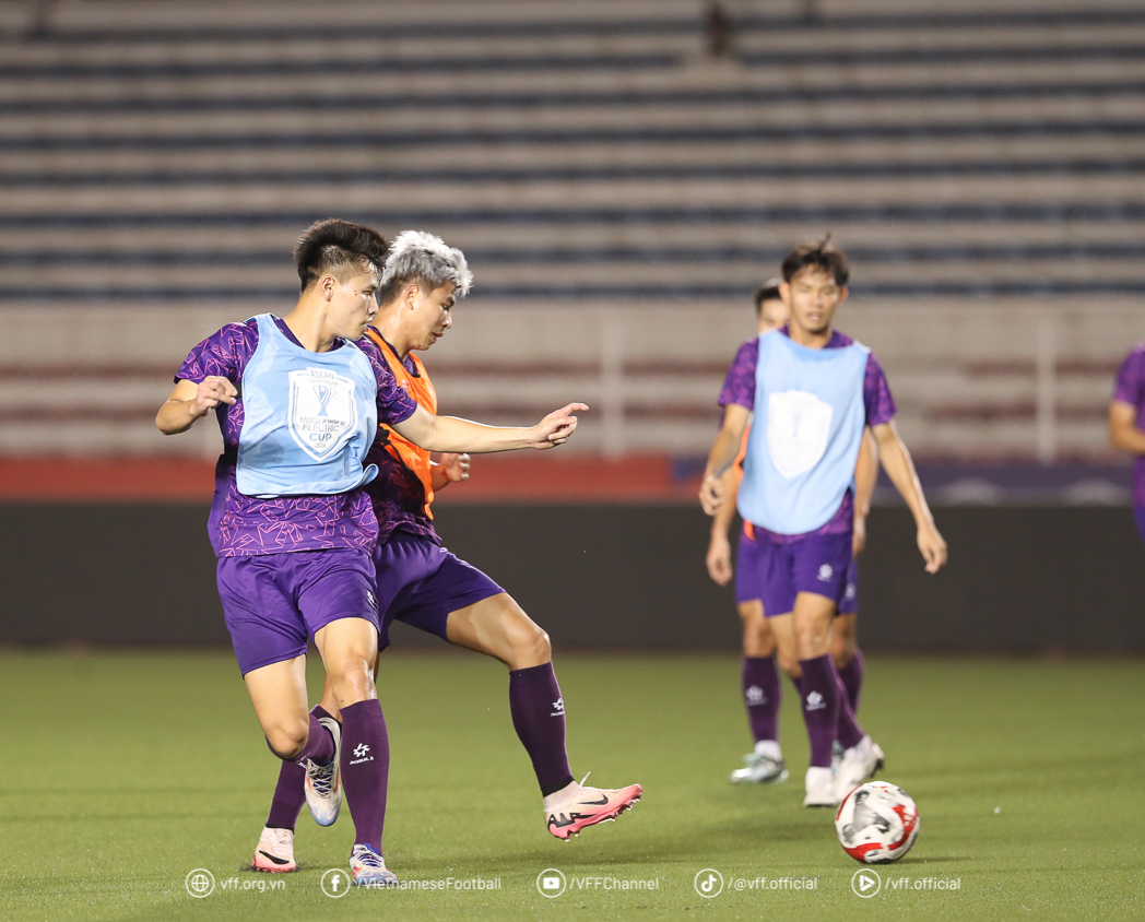 Đội tuyển Việt Nam bước vào buổi tập đầu tiên trên sân Rizal Memorial - Ảnh 4.