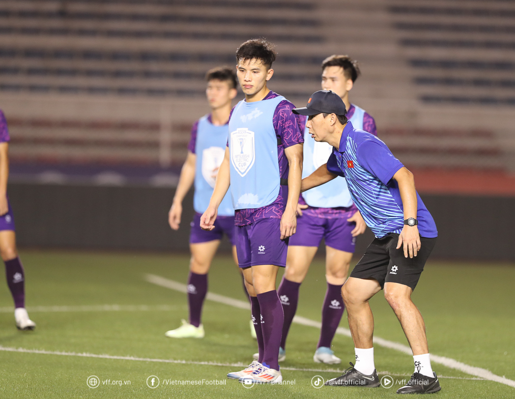 Đội tuyển Việt Nam bước vào buổi tập đầu tiên trên sân Rizal Memorial - Ảnh 5.